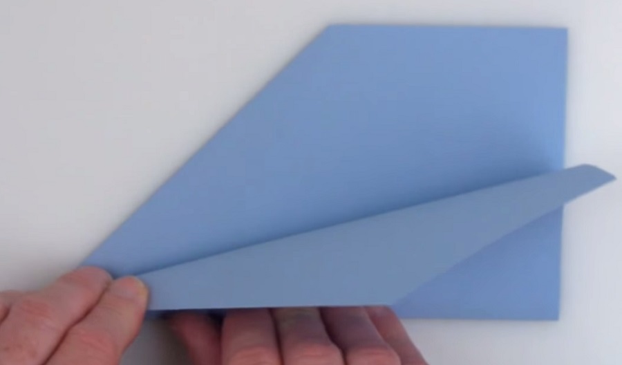 un avion en papier conseil de pliage