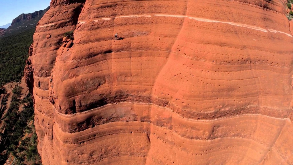 En VTT sur une paroi verticale d’un canyon en Arizona