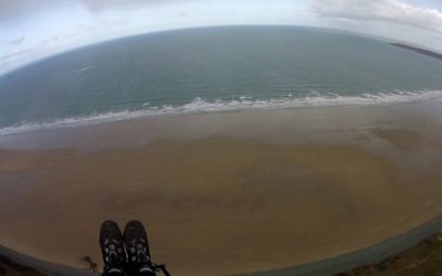 A cause de l’arrivée d’un grain, il part derrière la plage
