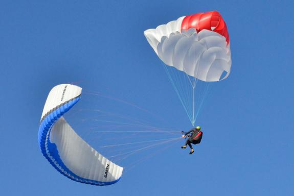 Comment se dirige horizontalement le parachute de secours X-Triangle