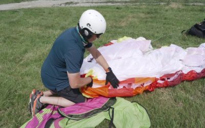 Techniques pour plier la voile parapente dans le vent fort