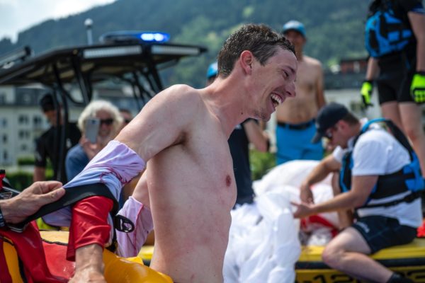 Simon Oberrauner (AUT2), également monté sur le podium, a atterri directement dans le lac de Zell. © zoom / Christian Lorenz