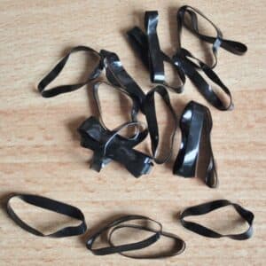Elastiques pour lovage des suspentes du parachute de secours tandem