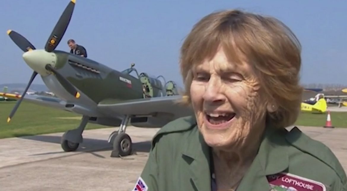 A 92 ans, elle remonte dans un Spitfire pour la 1ère fois depuis 1945