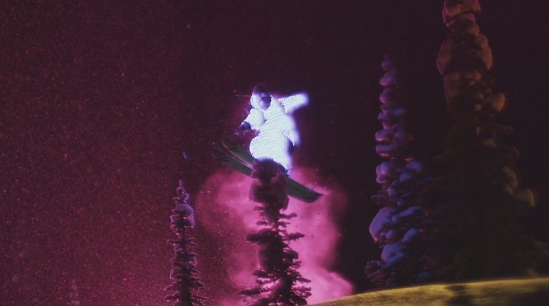 Le film “Afterglow”, des skieurs en combinaison illuminée by night