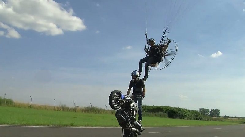 Acrobaties “para-moto-ristes” sur circuit avec Alex Matéos et Big Jim