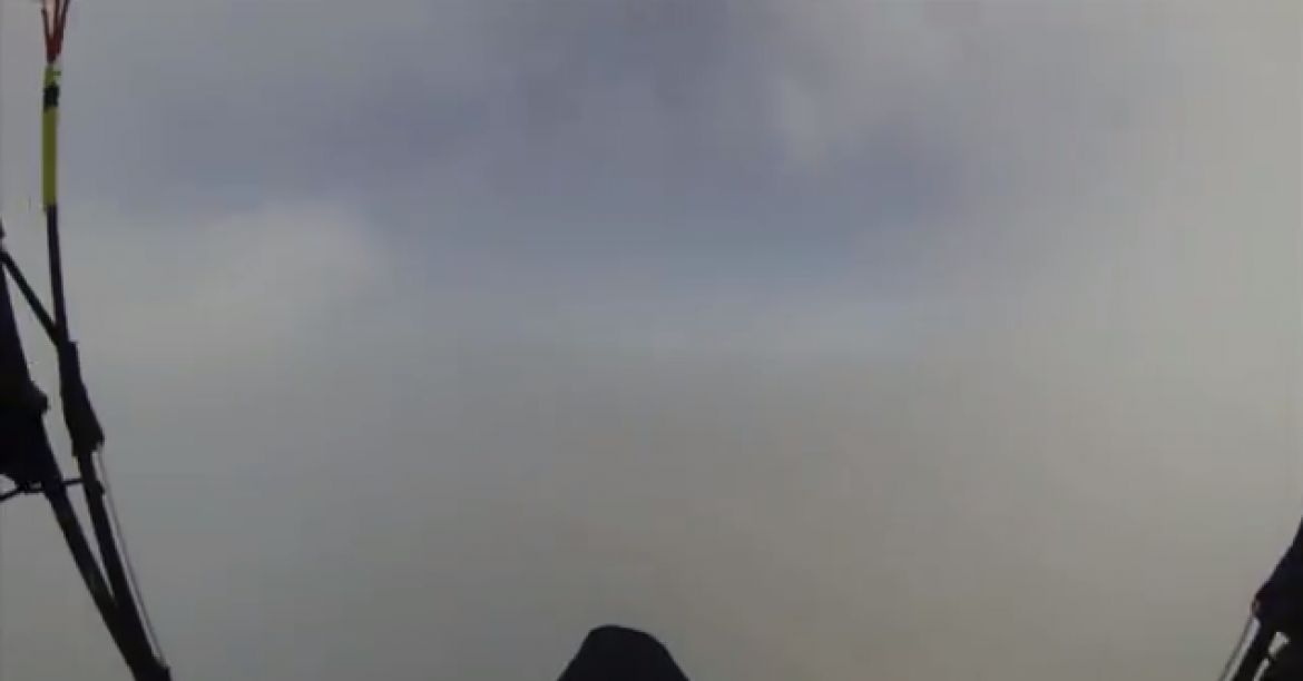 Roger se prend un dust devil en vol qui l’amène jusqu’aux nuages