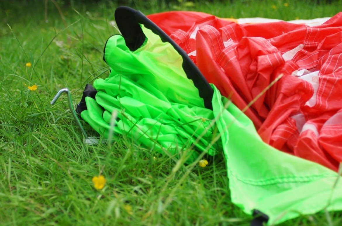 Ranger et plier une aile parapente avec une sardine