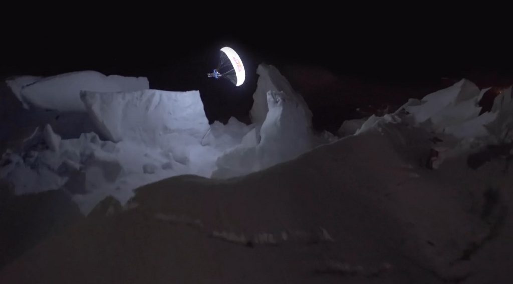 Descente de nuit du glacier des Bossons par Valentin Delluc en speedriding