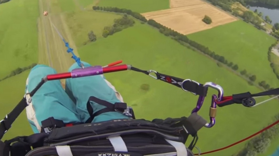 Il tire son secours après un mousqueton parapente mal fermé