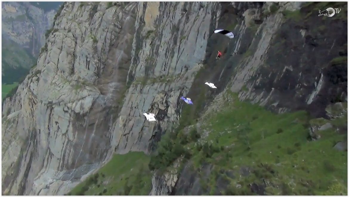 Winguits et parachute de la Red Bull Air Force en vol côte à côte
