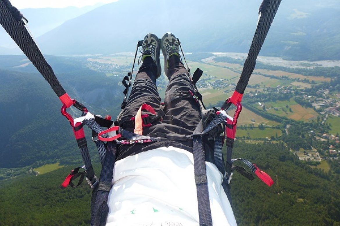 Quel choix de sellette parapente : position assise, cale-pieds ou cocon ?