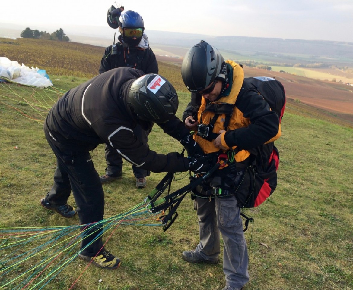 Conseil sécurité n°11 – Connaître les accident-types en parapente: l’oubli d’attache