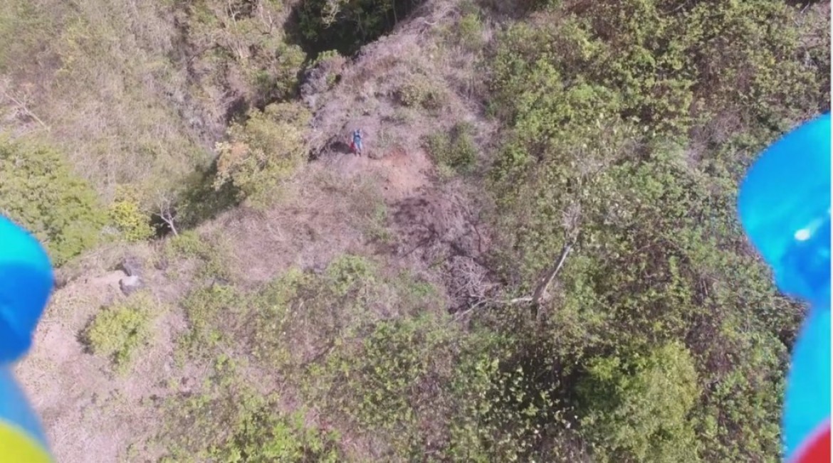 Un drone livre 2 bouteilles d’eau à un parapentiste bloqué