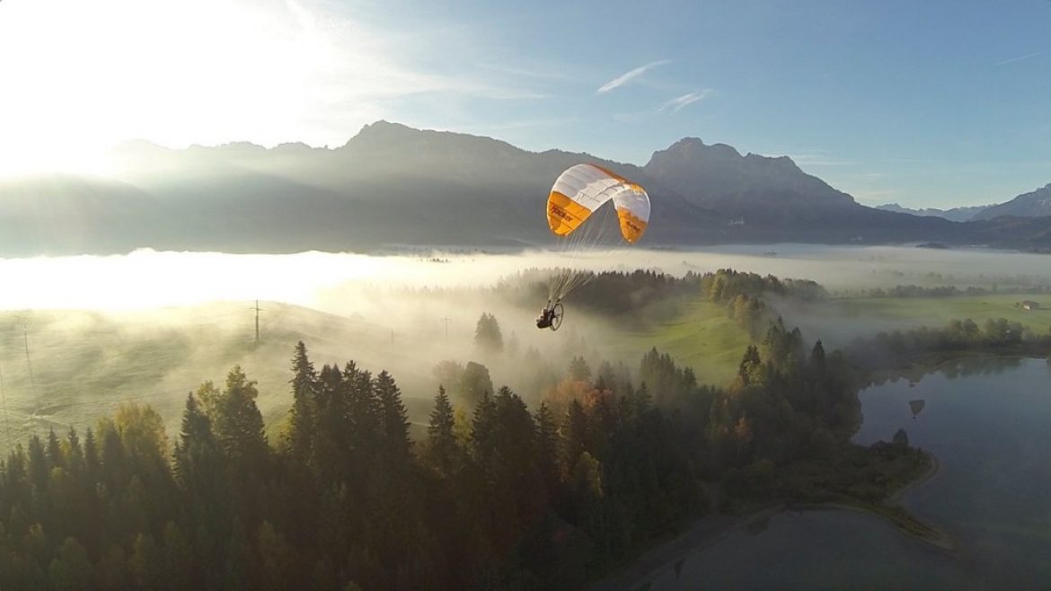 Acrobaties en paramoteur… comme les grands