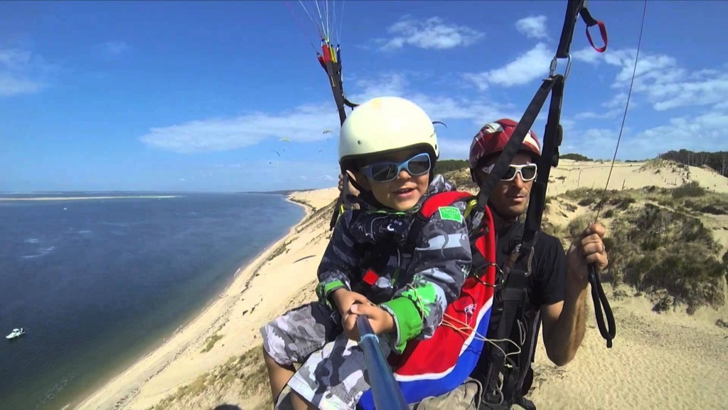 Adonis, 4 ans, en waggas avec papa au Cap Breton