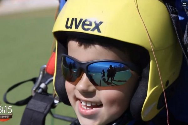 Appolo, 8 ans, souffrant de myopathie, fait son baptême parapente