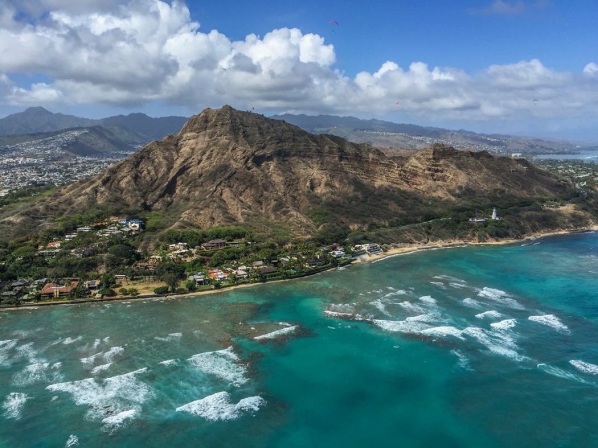 Atterrir au sommet dans un mouchoir de poche entouré d’arbres