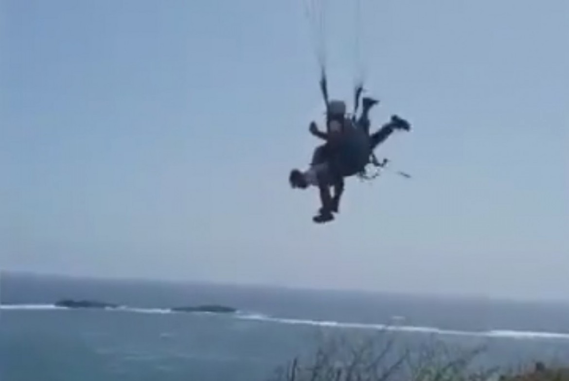 Baptême parapente : un passager en position inhabituelle