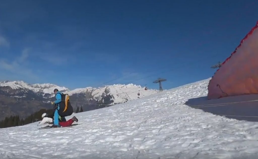 Baptême parapente en ski : pauvre passager sur le ventre !