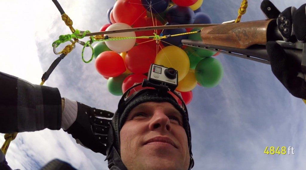Tracté par 90 ballons hélium, Erik Roner saute à 2500 m!