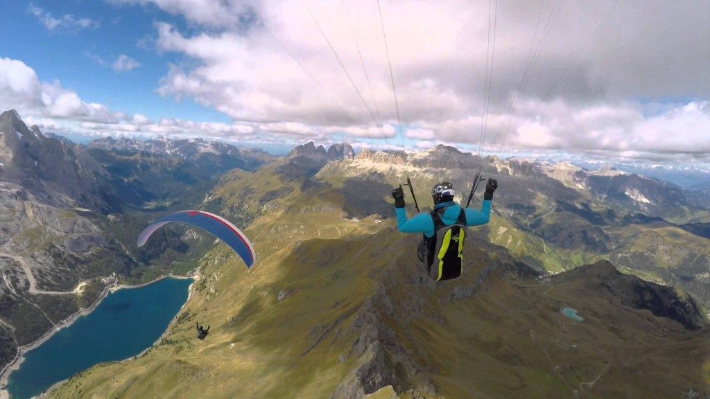 “Beauty of paragliding”, vol gracieux avec une caméra suiveuse