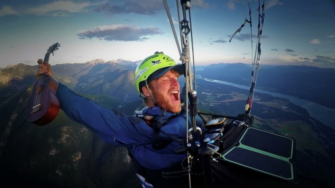 Benjamin fait une petite pause ukulélé au dernier glide