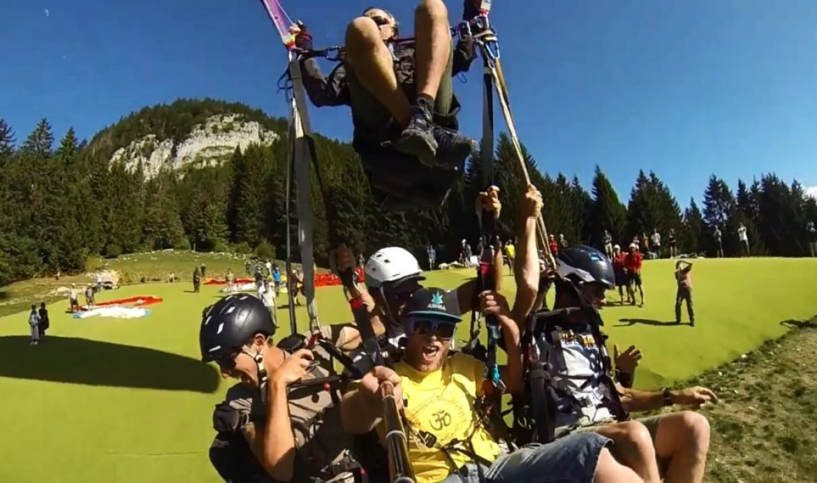 7 personnes sous le parapente “Big Boogie” de Paul Amiell (105 m²)