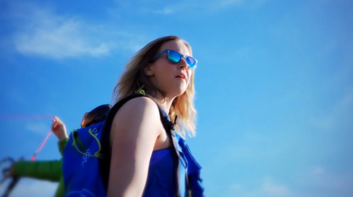 Cécile s’est prêtée au jeu de “la blonde” qui fait un baptême parapente