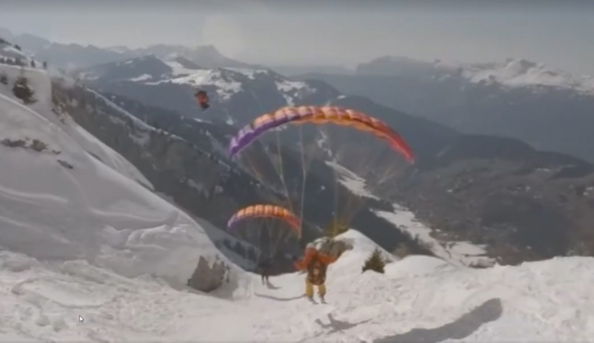 Passage de Candide Thovex au dessus d’ailes de speed-riding?