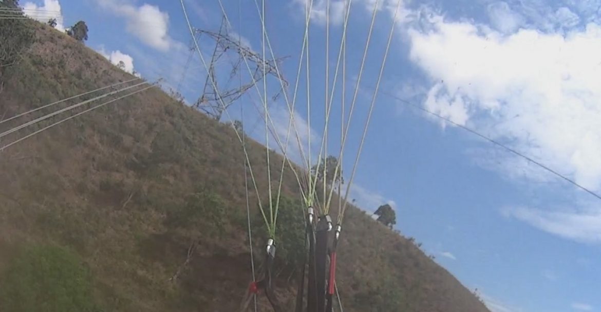 Carlos passe au milieu d’une ligne à haute tension en parapente