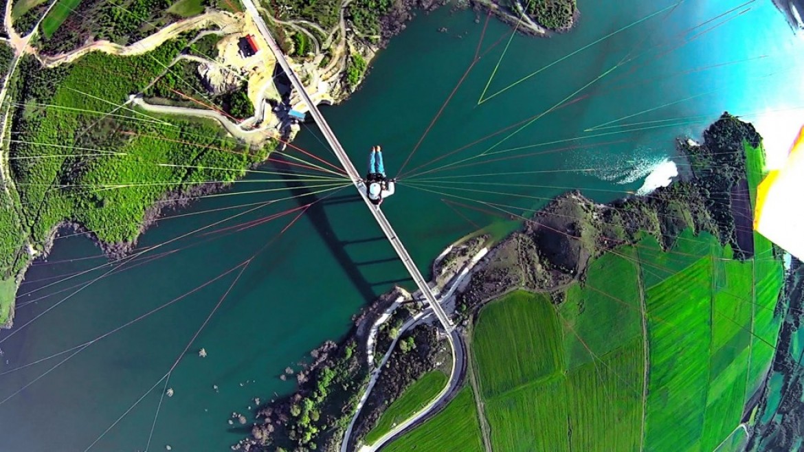 Clip musical de Pavlos Dimitriadis avec images de parapente