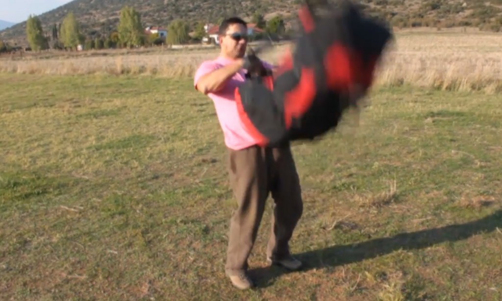 Comment charger son sac parapente sur le dos d’un coup de genou!