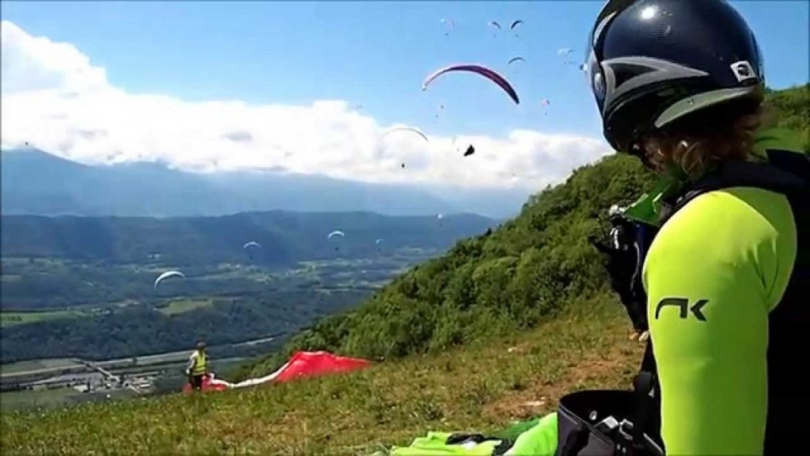 Coupe du monde parapente à Chamousset : décollages des compétiteurs