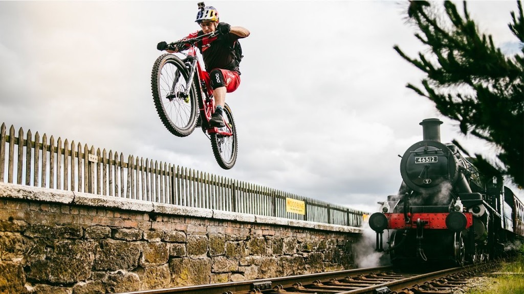 Danny MacAskill, le biker légendaire s’amuse en campagne écossaise