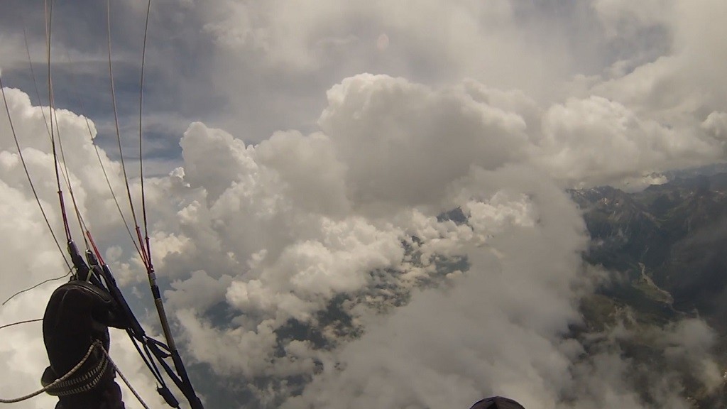 Vol au milieu des nuages dans le Queyras avec Paul