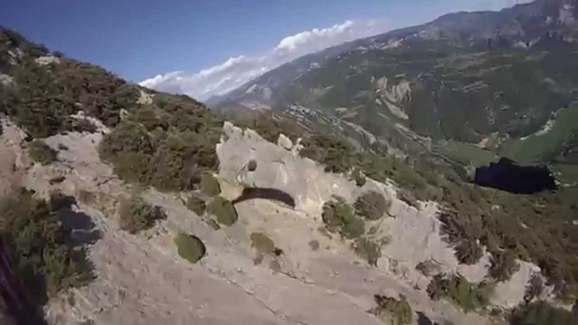 David Thibodeau joue avec son ombre en parapente acro