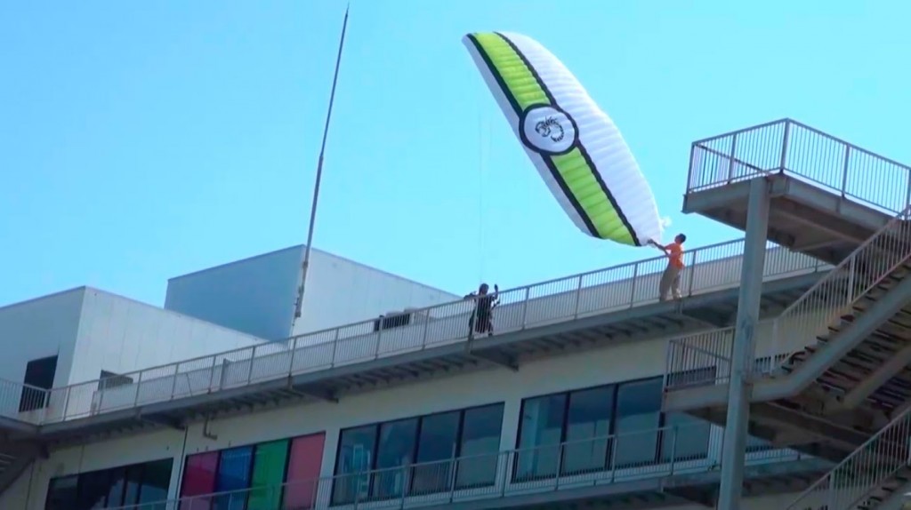 Décollage cobra d’une terrasse et soaring le long d’un immeuble