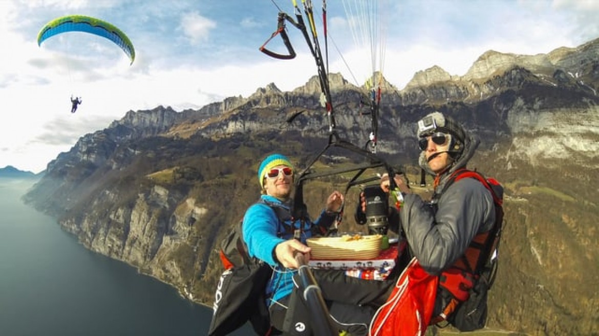 Dégustation d’une fondue savoyarde durant un vol biplace