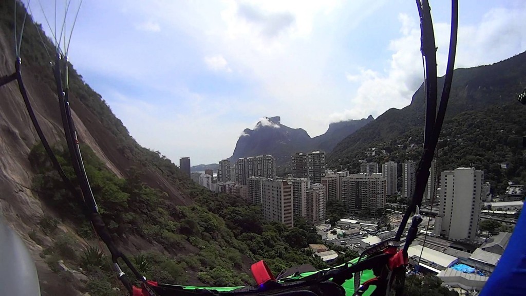 Dérivant, ce parapentiste atterrit dans un quartier urbanisé de Rio