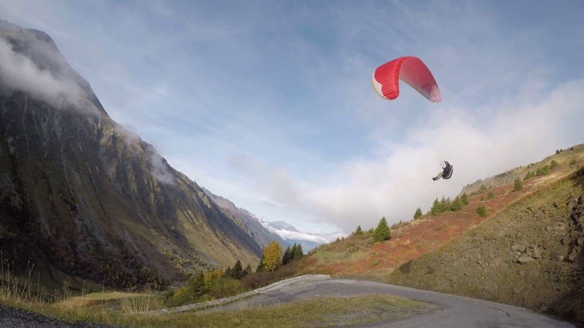 Descente de la route du Col du Glandon en parapente