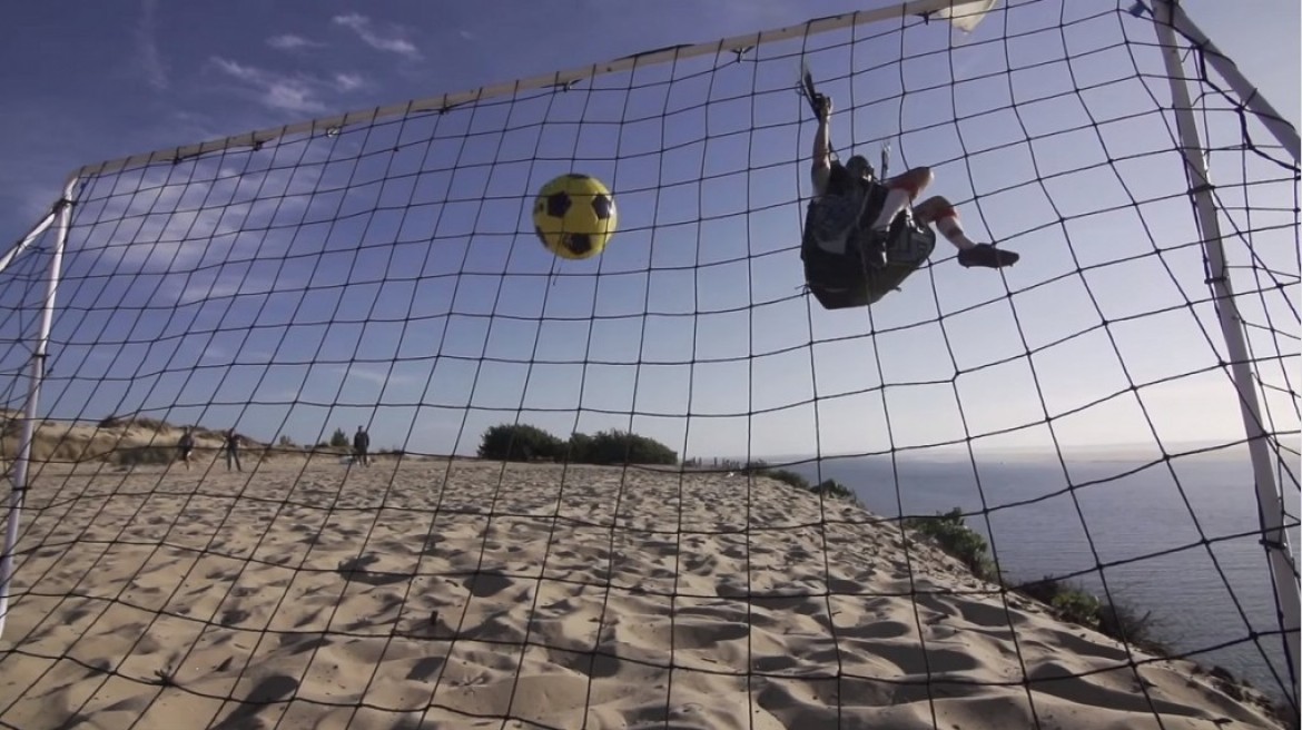 François et Martin jouent au foot, tennis et golf en parapente