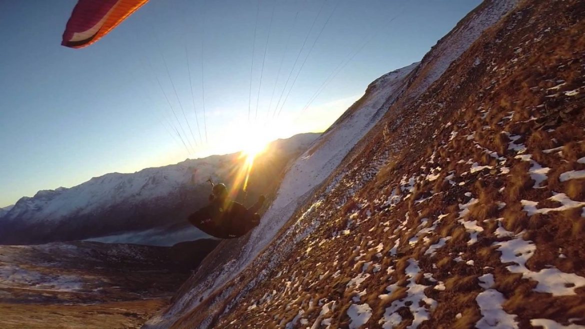 Doux vol parapente le long du relief en Alaska