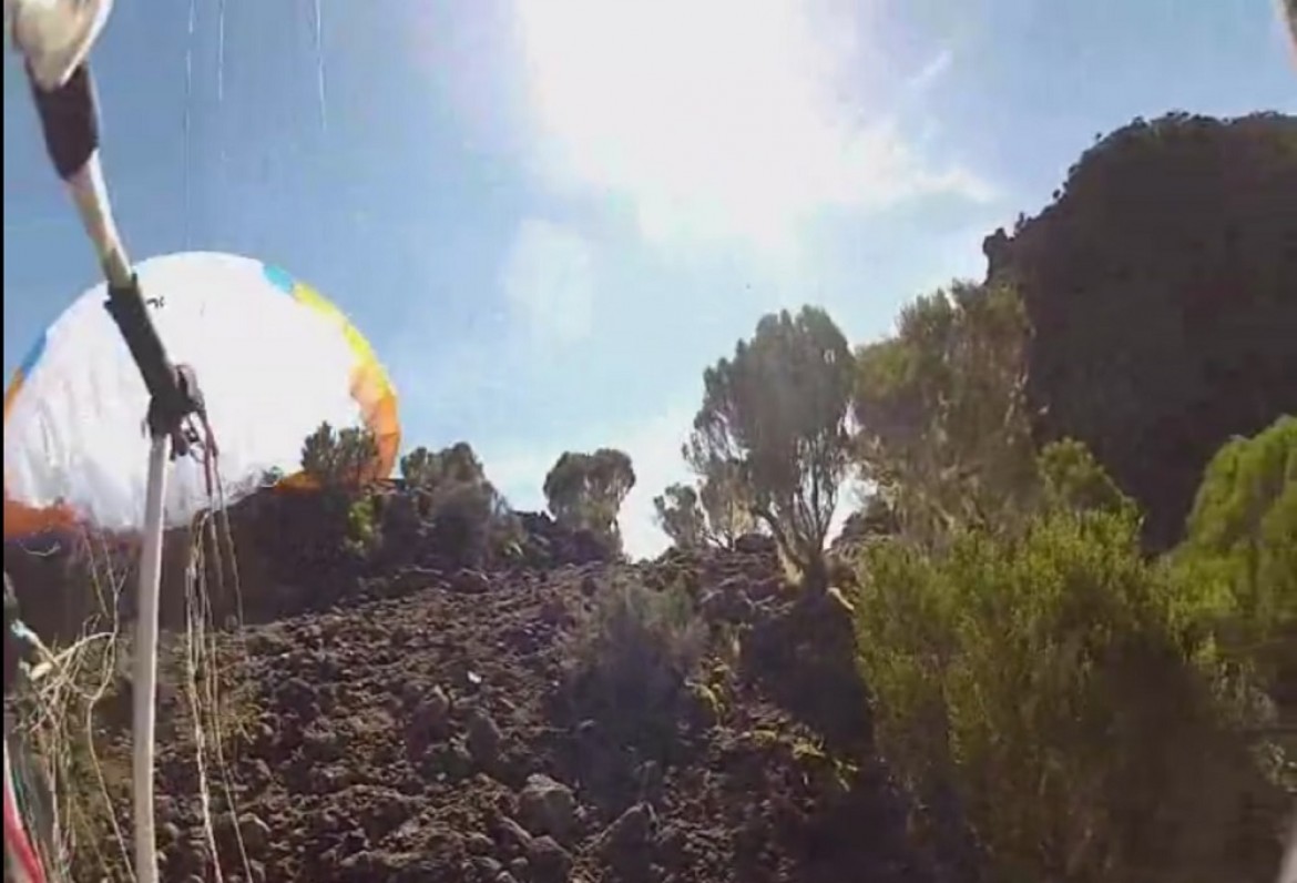 Décollage parapente très étroit au Piton des Neiges (La Réunion)