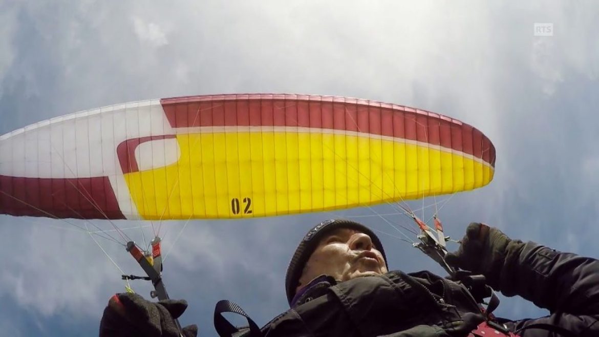 Etienne, 82 ans, un pionnier du deltaplane volant encore en parapente