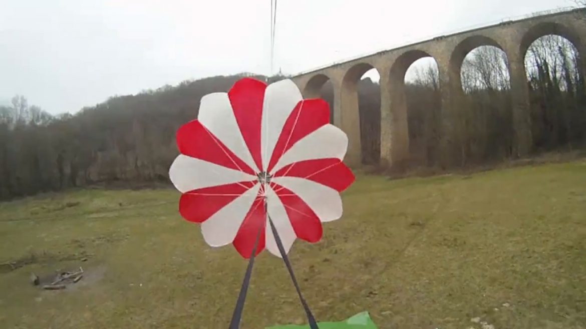 Exercice de lancer de secours d’une tyrolienne sur un viaduc