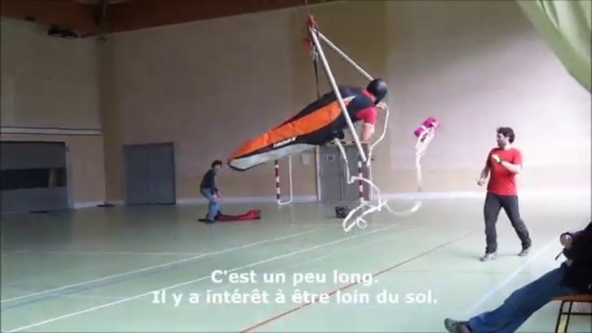 Exercices de lancer de parachute de secours en salle