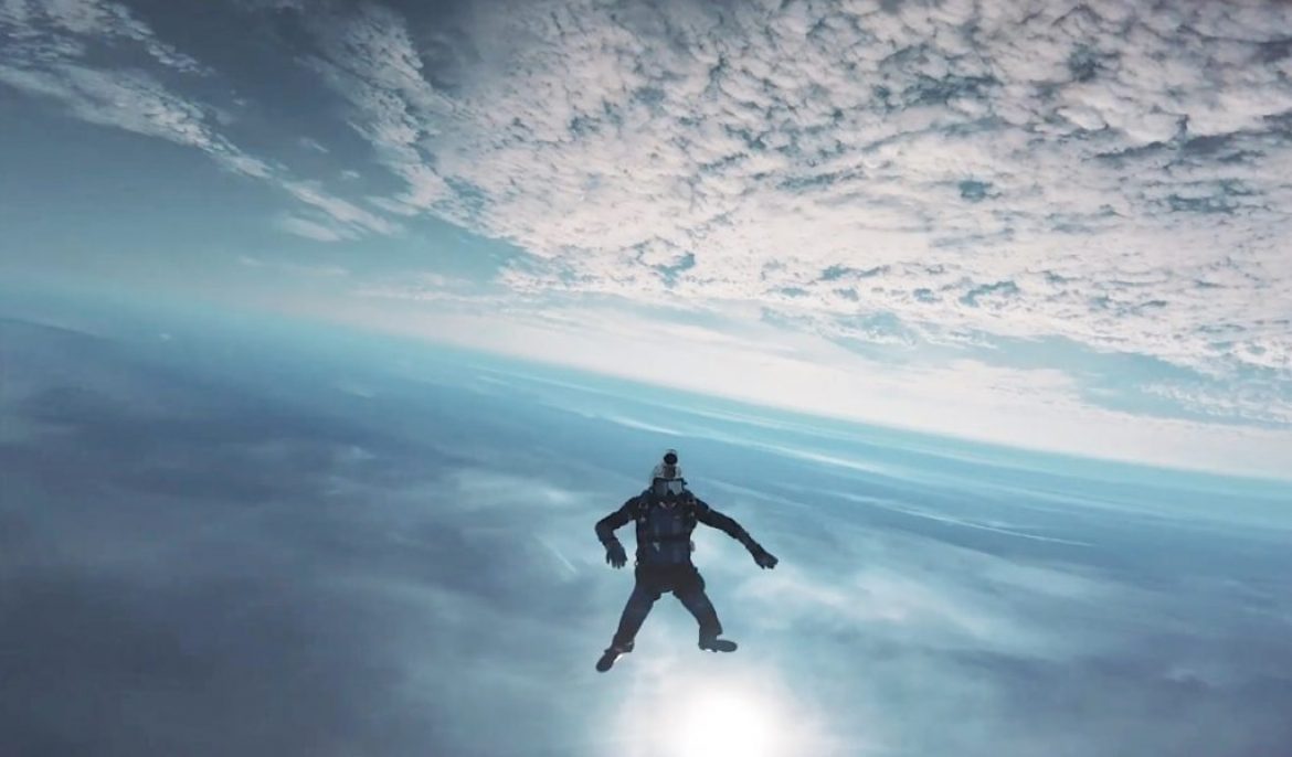 Saut en parachute à 7900m avec le parapentiste Fabien Duperrier