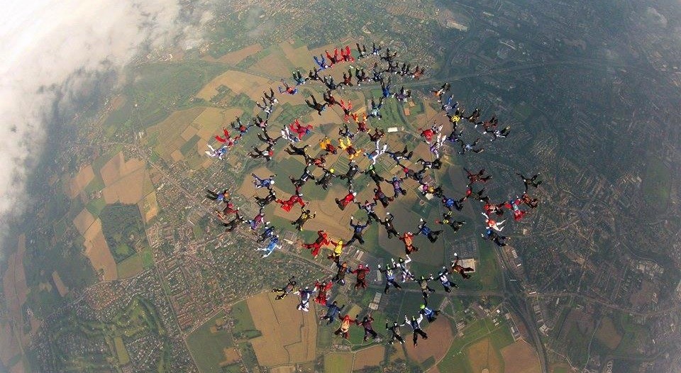 Nouveau record de France : figure humaine avec 104 parachutistes