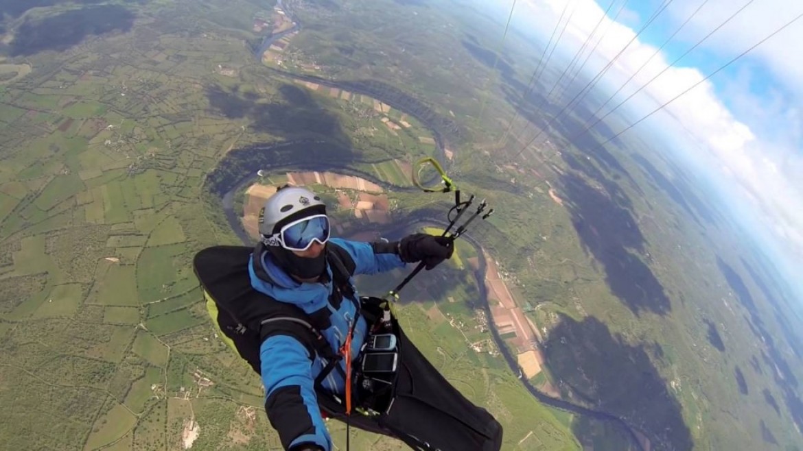 Fabien fait du parapente itinérant avec les parapotes du Lot